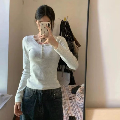 تي شيرت نسائي بقصة ضيقة وأكمام طويلة، قميص مضلع بر...