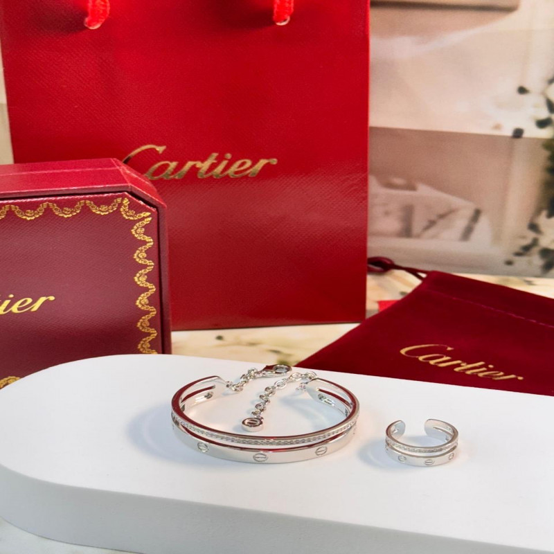 اسوارة وخاتم من ماركة كارتير