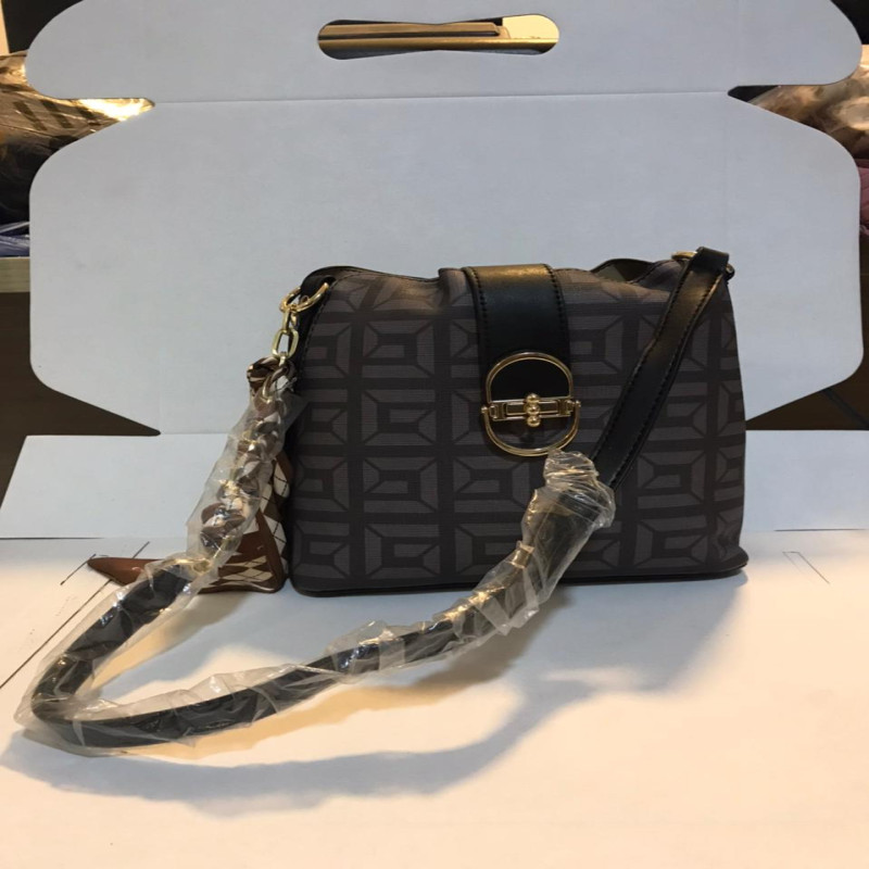 شنطة انيقة تأتي مزينة بوشاح حريري جانبي بنقشة كارو...