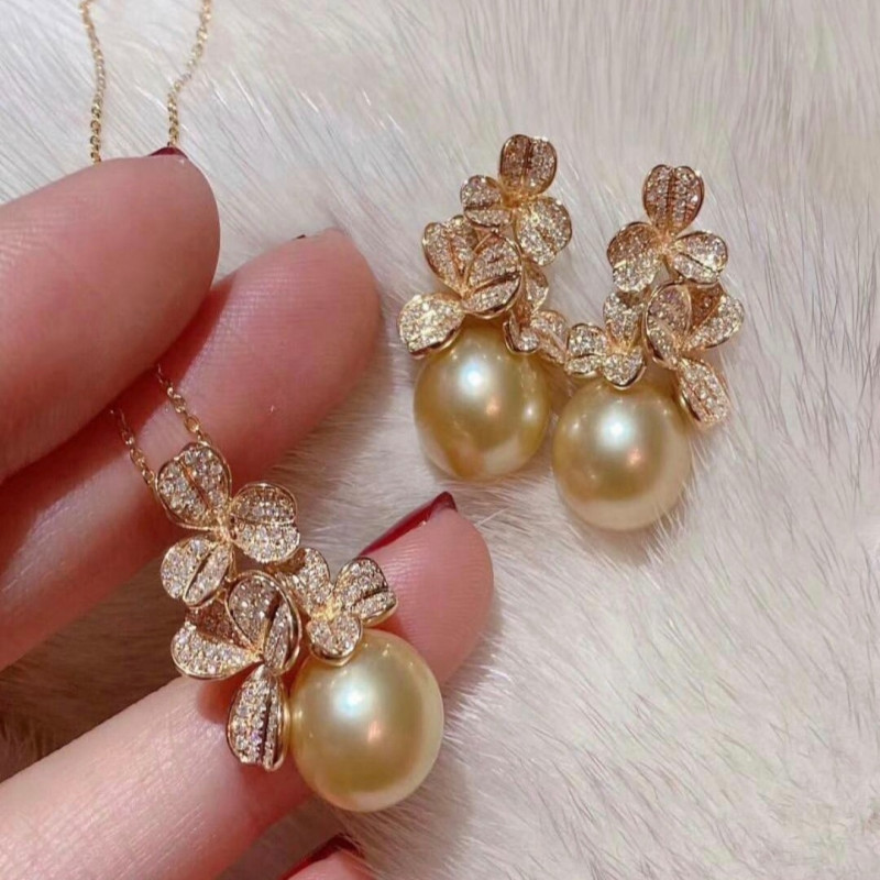 طقم ناعم وأنيق مزين باللؤلؤ وحليه بشكل الورد مرصعة...