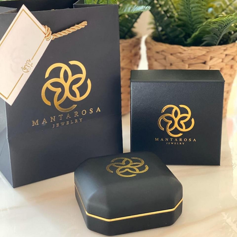 طقم ناعم وأنيق مزين باللؤلؤ وحليه بشكل الورد مرصعة...