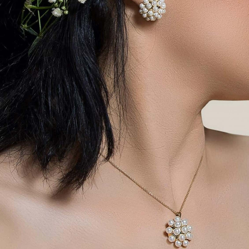 طقم ناعم من اللؤلؤ الفاخر مع سلسال مطلي بالذهب )