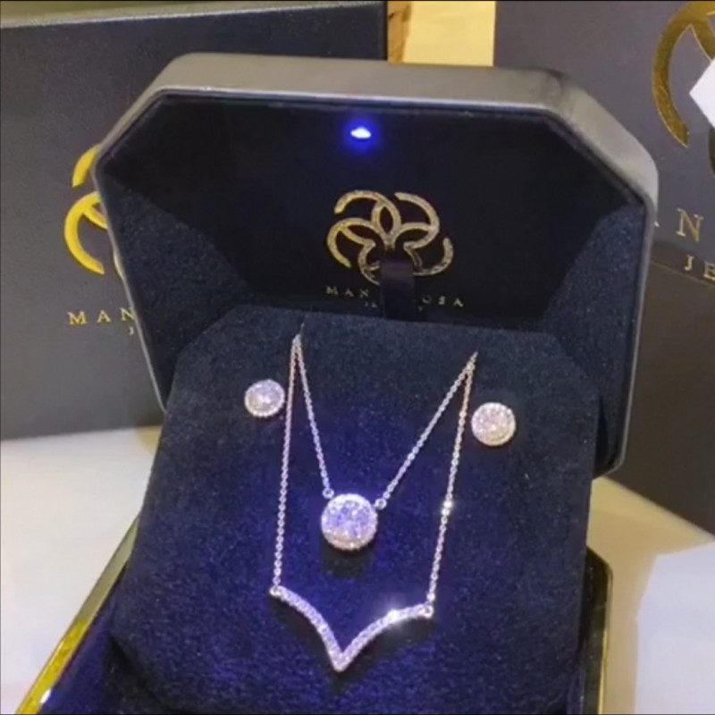 طقم بتصميم عصري مميز مطلي بالذهب ومرصع بالزركون