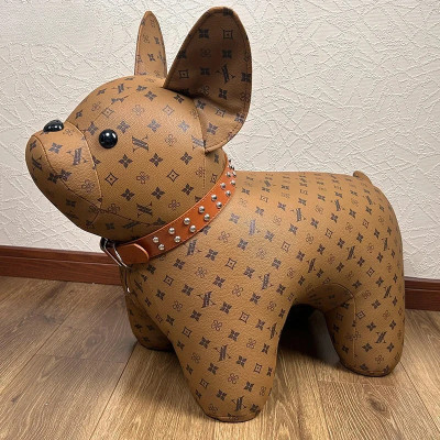 المدخل غرفة المعيشة المنزلية بسيطة الحيوان يجلس ال...