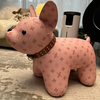 المدخل غرفة المعيشة المنزلية بسيطة الحيوان يجلس ال...