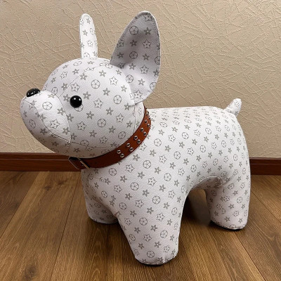 المدخل غرفة المعيشة المنزلية بسيطة الحيوان يجلس ال...