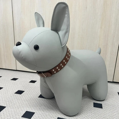 المدخل غرفة المعيشة المنزلية بسيطة الحيوان يجلس ال...