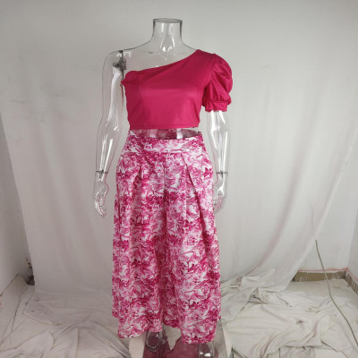 طقم نسائي بتصميم مميز