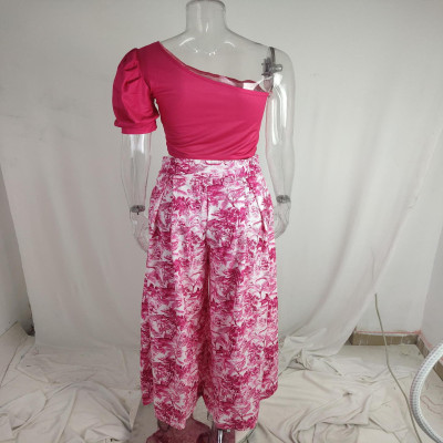 طقم نسائي بتصميم مميز