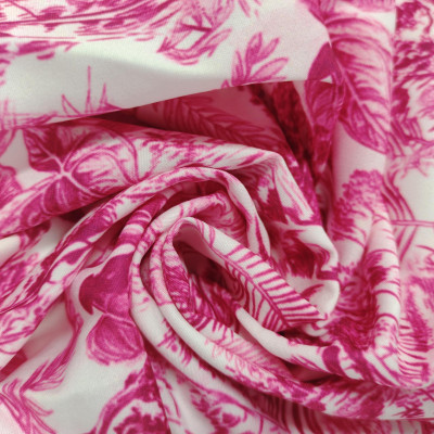 طقم نسائي بتصميم مميز