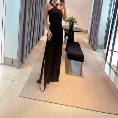 طقم نسائي بتصميم عصري مميز للغاية