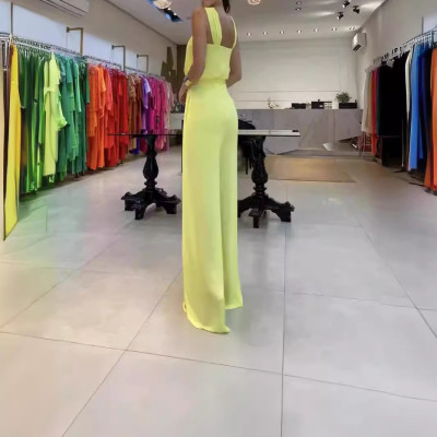 طقم نسائي بتصميم عصري مميز للغاية