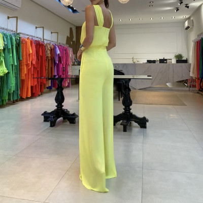 طقم نسائي بتصميم عصري مميز للغاية