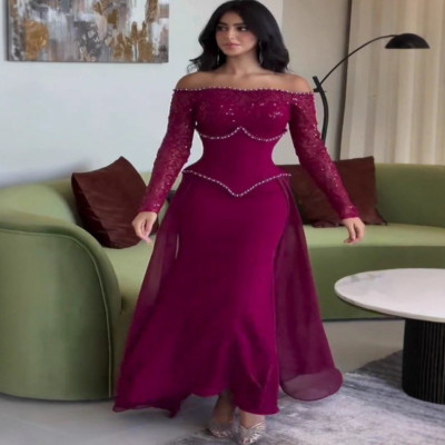 فستان سهرة بتصميم عصري مكشوف الكتفين