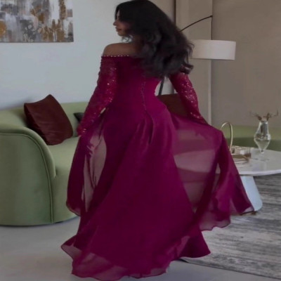 فستان سهرة بتصميم عصري مكشوف الكتفين