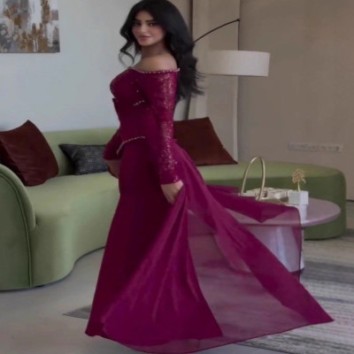 فستان سهرة بتصميم عصري مكشوف الكتفين