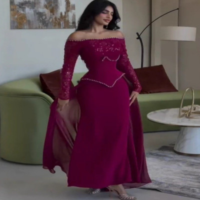 فستان سهرة بتصميم عصري مكشوف الكتفين