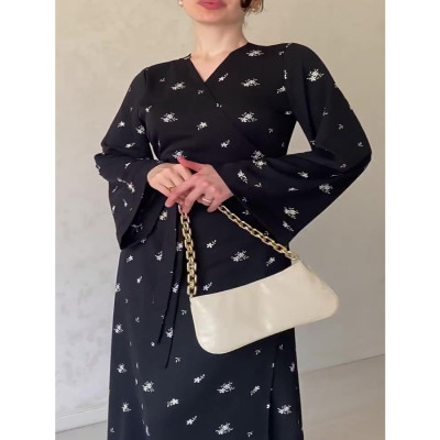 جلابية بتصميم غير تقليدي مع حزام