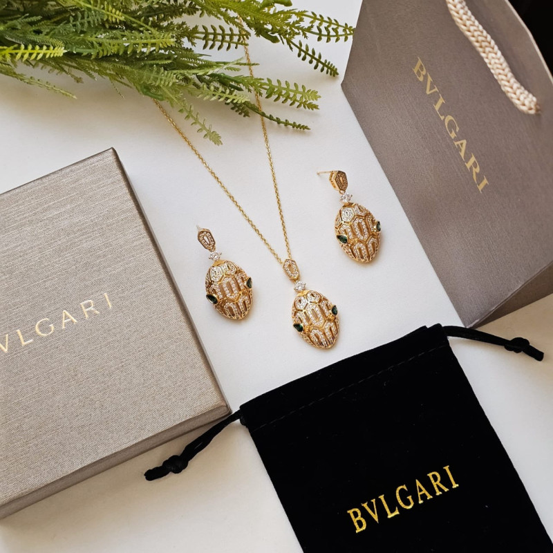 طقم سلسال وحلق من ماركة بولغاري