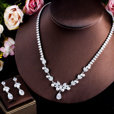 قلادة كبيرة ومزينة بحجر الزركونيوم