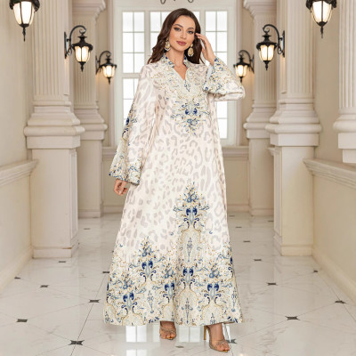 جلابية مغربية فاخرة بتصميم وايت تايقر