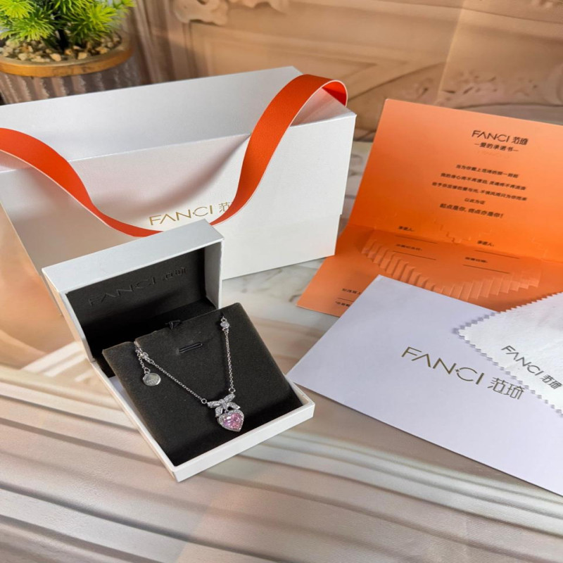 سلسال انيق من ماركة فانسي