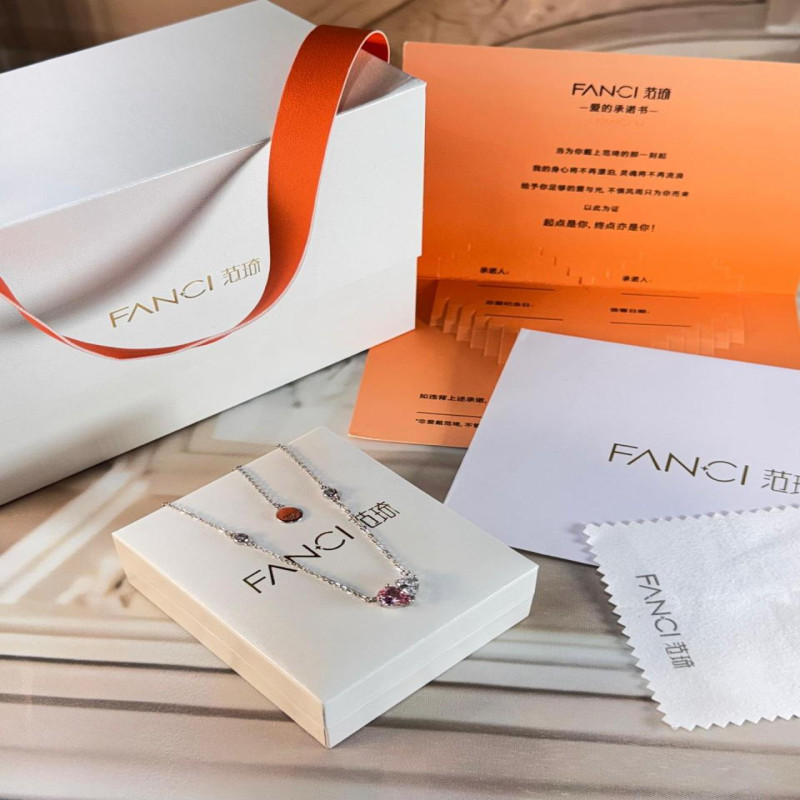 سلسال انيق من ماركة فانسي