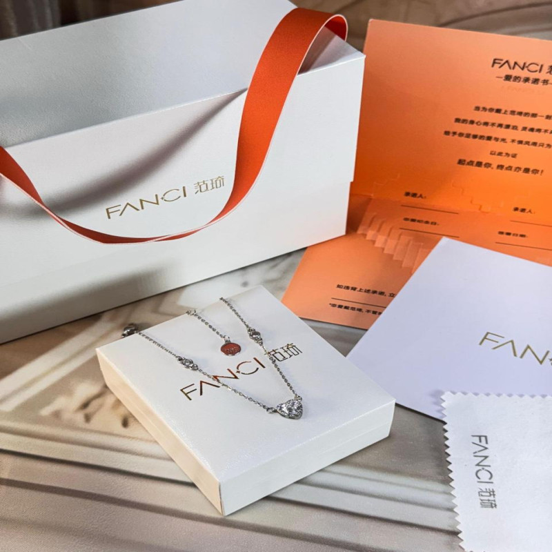 سلسال انيق من ماركة فانسي