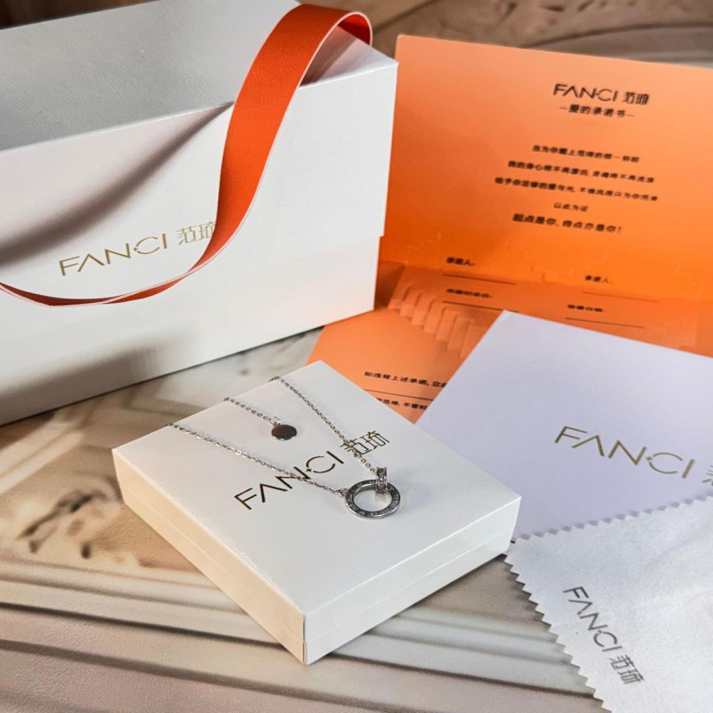 سلسال انيق من ماركة فانسي