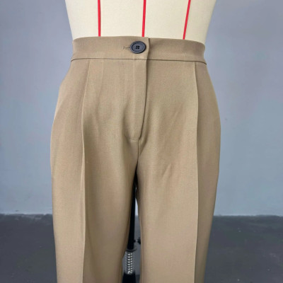 طقم نسائي فاخر بتصميم كلاسيكي أنيق وراقي