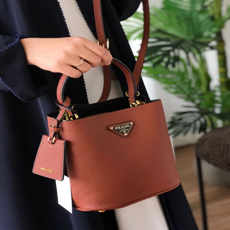 شنطة نسائية من ماركة برادا PRADA