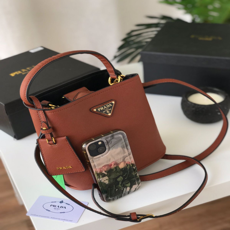 شنطة نسائية من ماركة برادا PRADA