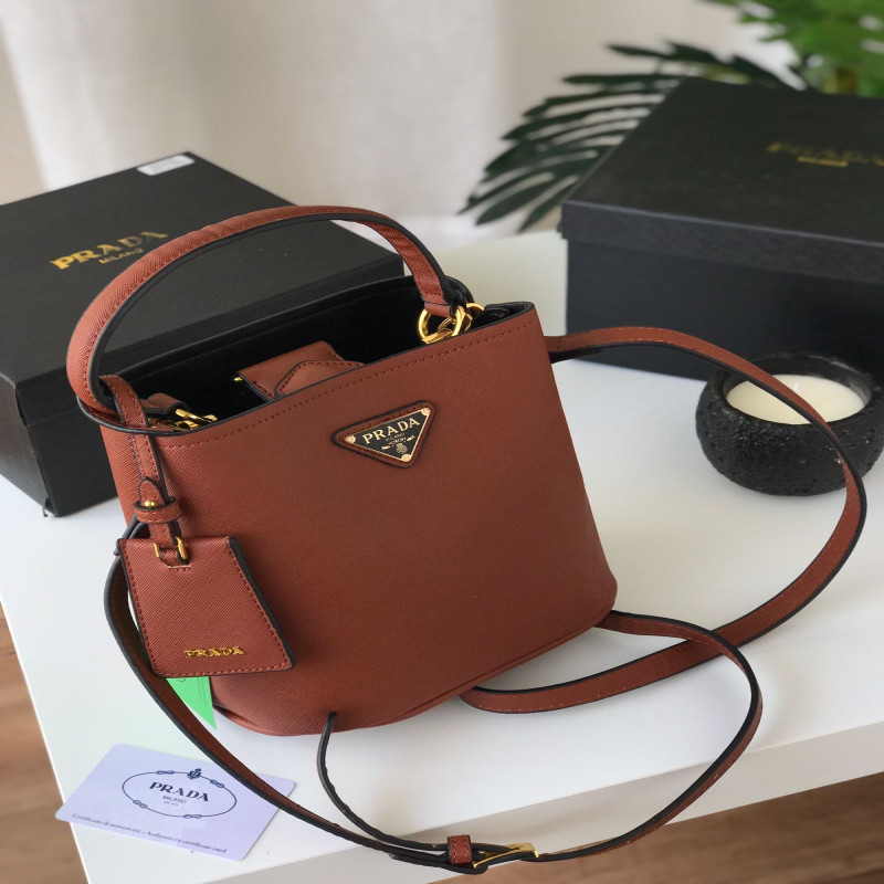 شنطة نسائية من ماركة برادا PRADA