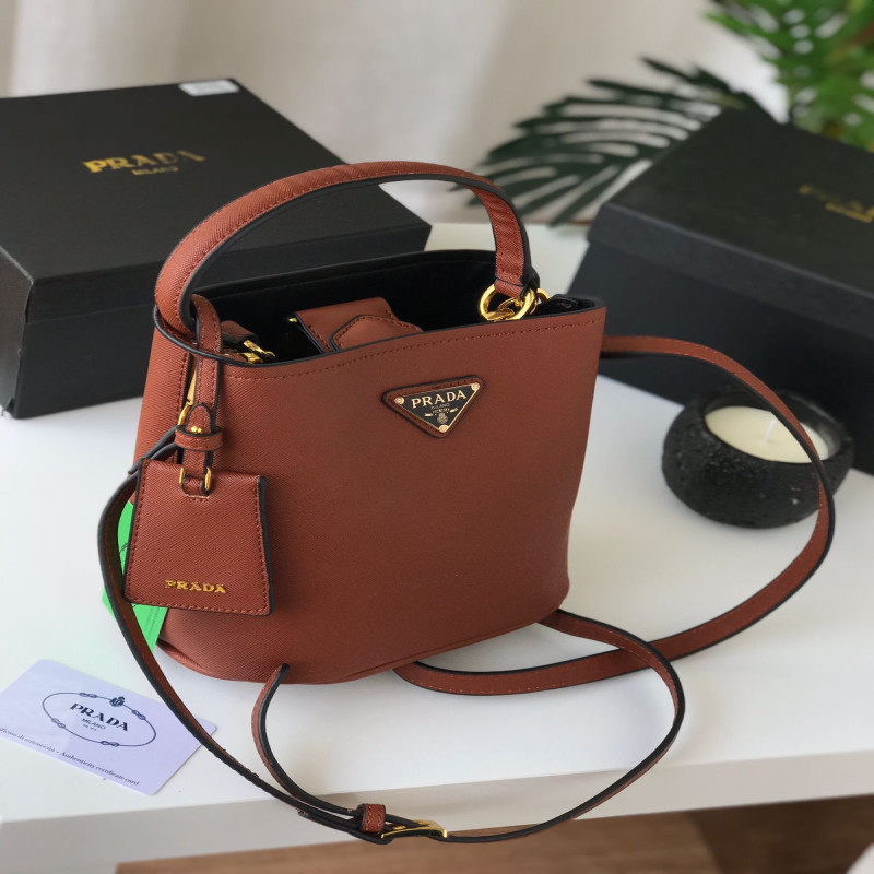 شنطة نسائية من ماركة برادا PRADA