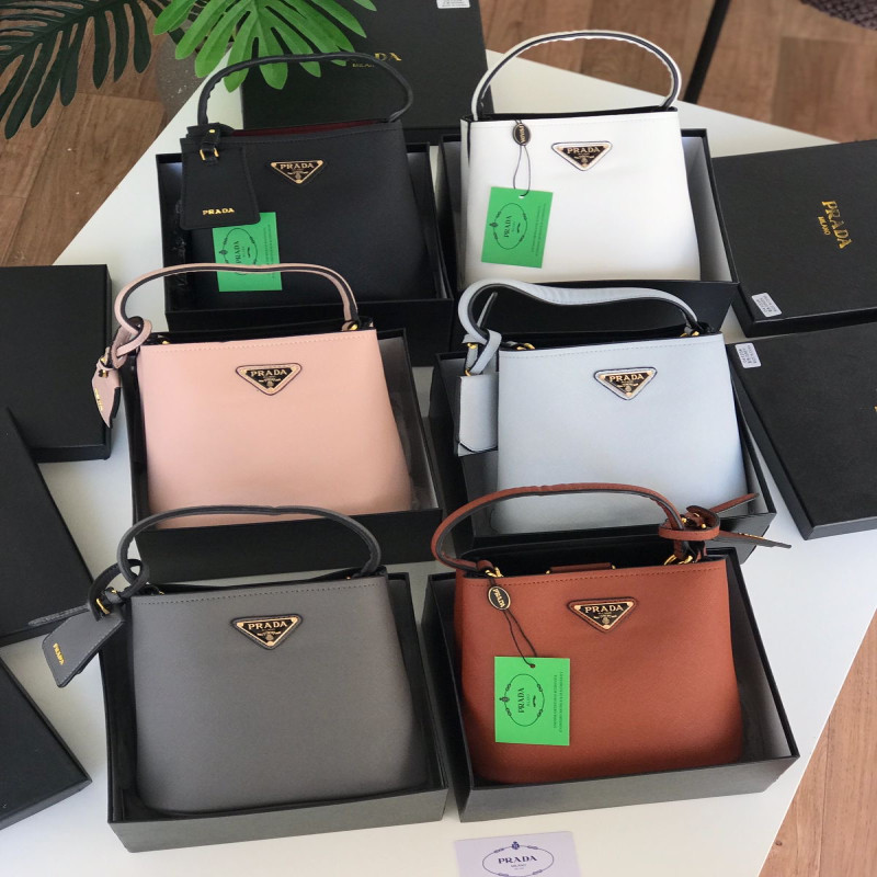 شنطة نسائية من ماركة برادا PRADA