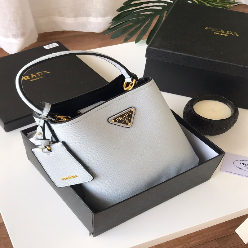 شنطة نسائية من ماركة برادا PRADA