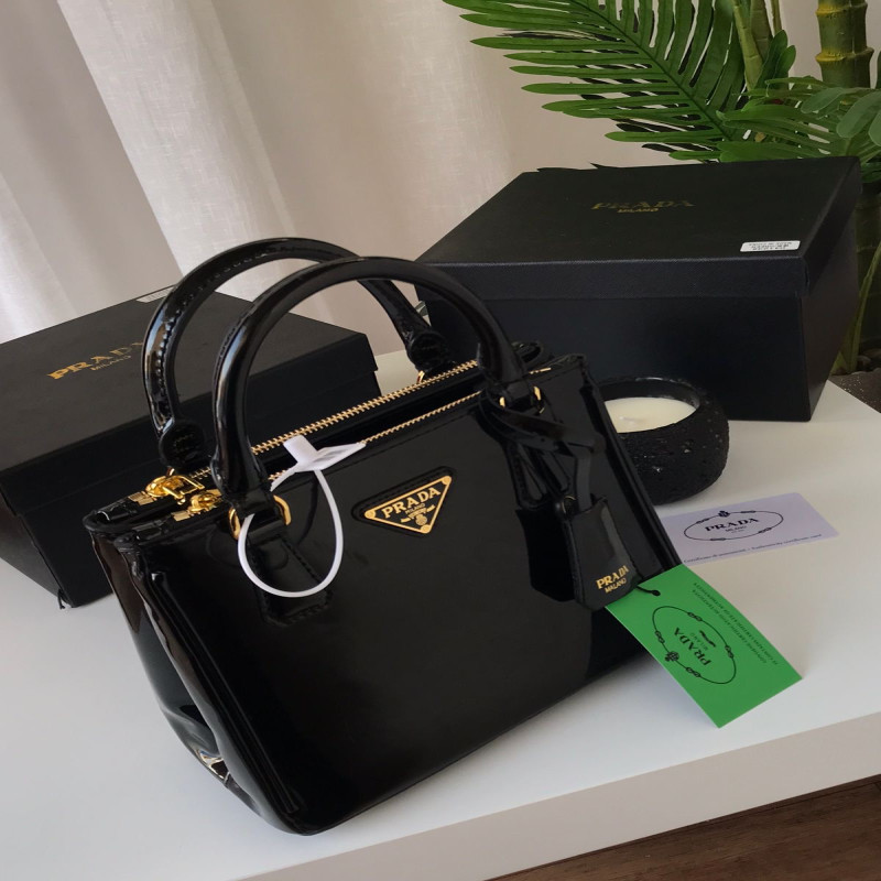 شنطة نسائية من ماركة برادا PRADA