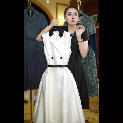 فستان نسائي أبيض أنيق بدون أكمام