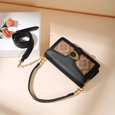 حقيبة يد مربعة صغيرة