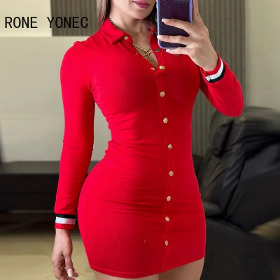 The woman is ordinary, long-sleeved, refused the hard collar, small thin button, red dress