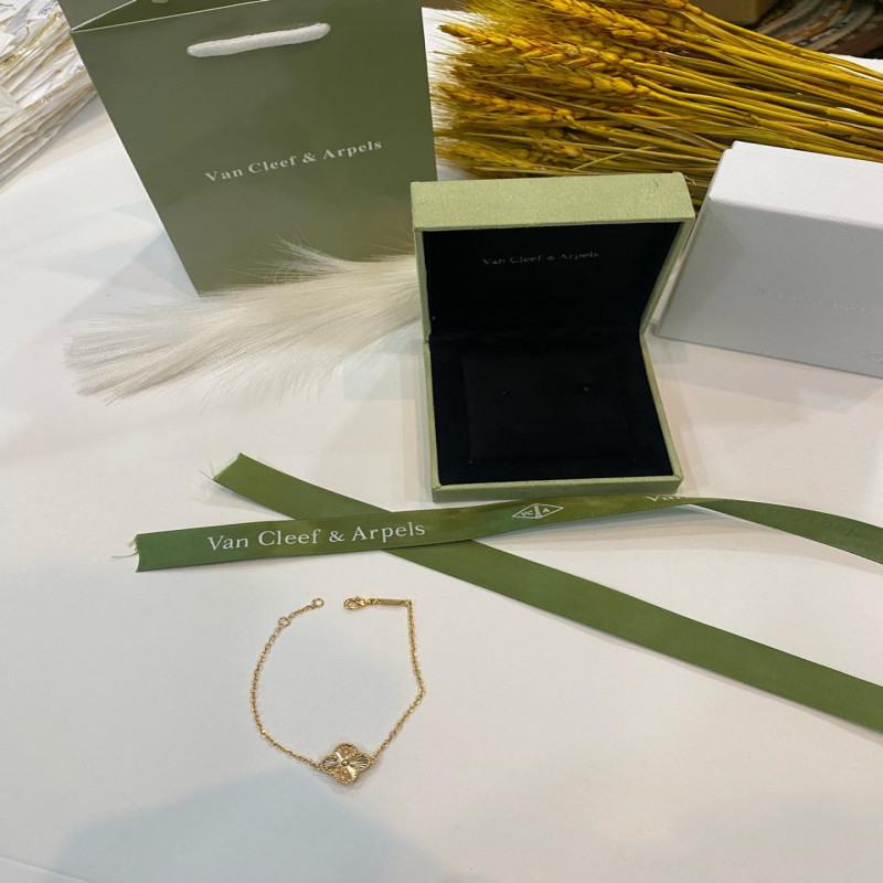 اسواره نسائية من ماركه فاان كليف