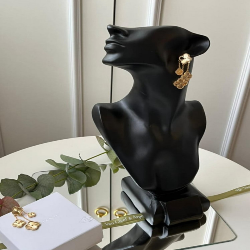 حلق نسائي من ماركة فان كليف