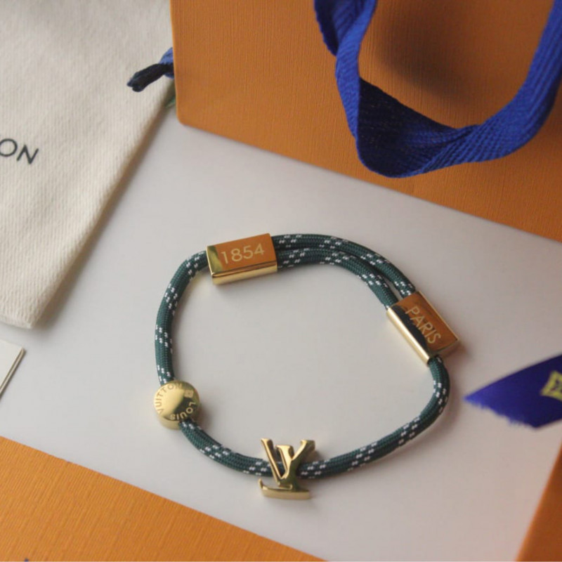 اسواره - من ماركه لويس فيتون