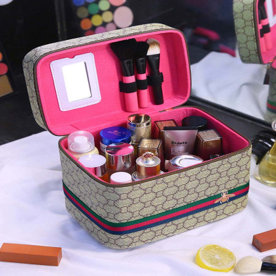 حقيبة مستحضرات تجميل من جلد البولي