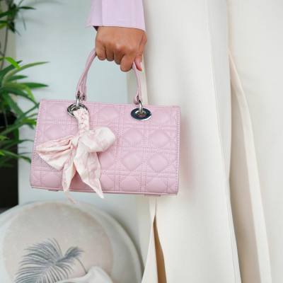 ‎ شنطة نسائية باللون الوردي