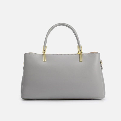 ‎ شنطة نسائية باللون الرمادي