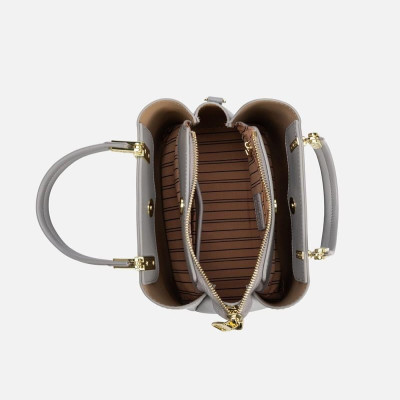 ‎ شنطة نسائية باللون الرمادي