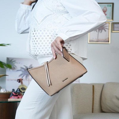 ‎ شنطة نسائية باللون البني