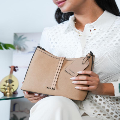 ‎ شنطة نسائية باللون البني