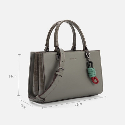 ‎ شنطة نسائية كلاسيك بلون رمادي